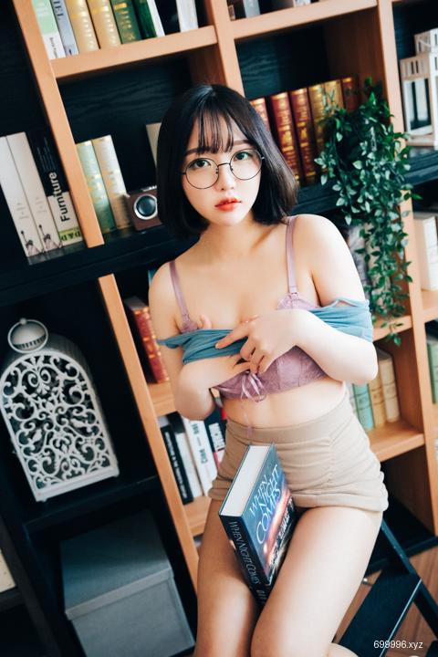 Son Ye-Eun - Librarian Girl